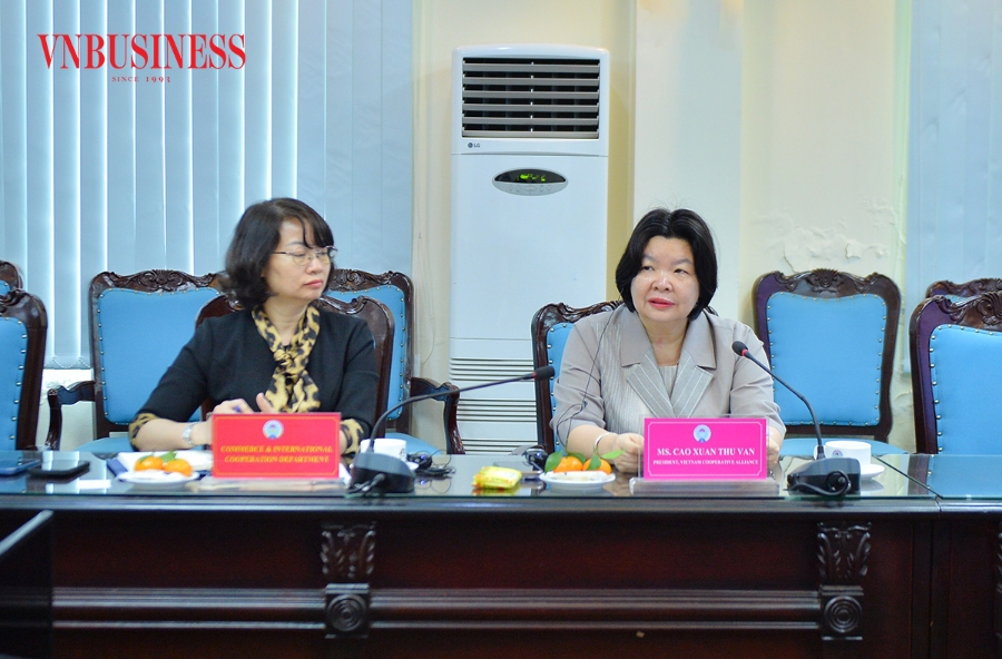 Chủ tịch Liên minh HTX Việt Nam Cao Xuân Thu Vân phát biểu tại buổi làm việc.