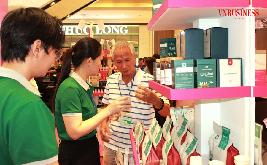 Giữa mùa cao điểm cuối năm và Tết 2026 nhưng các DN nhỏ và vừa còn nhiều mối băn khoăn, từ mức chiết khấu cao khi đưa hàng vào siêu thị, người tiêu dùng chi tiêu chọn lọc và khó tính hơn, cho đến “khoảng trống” pháp lý…