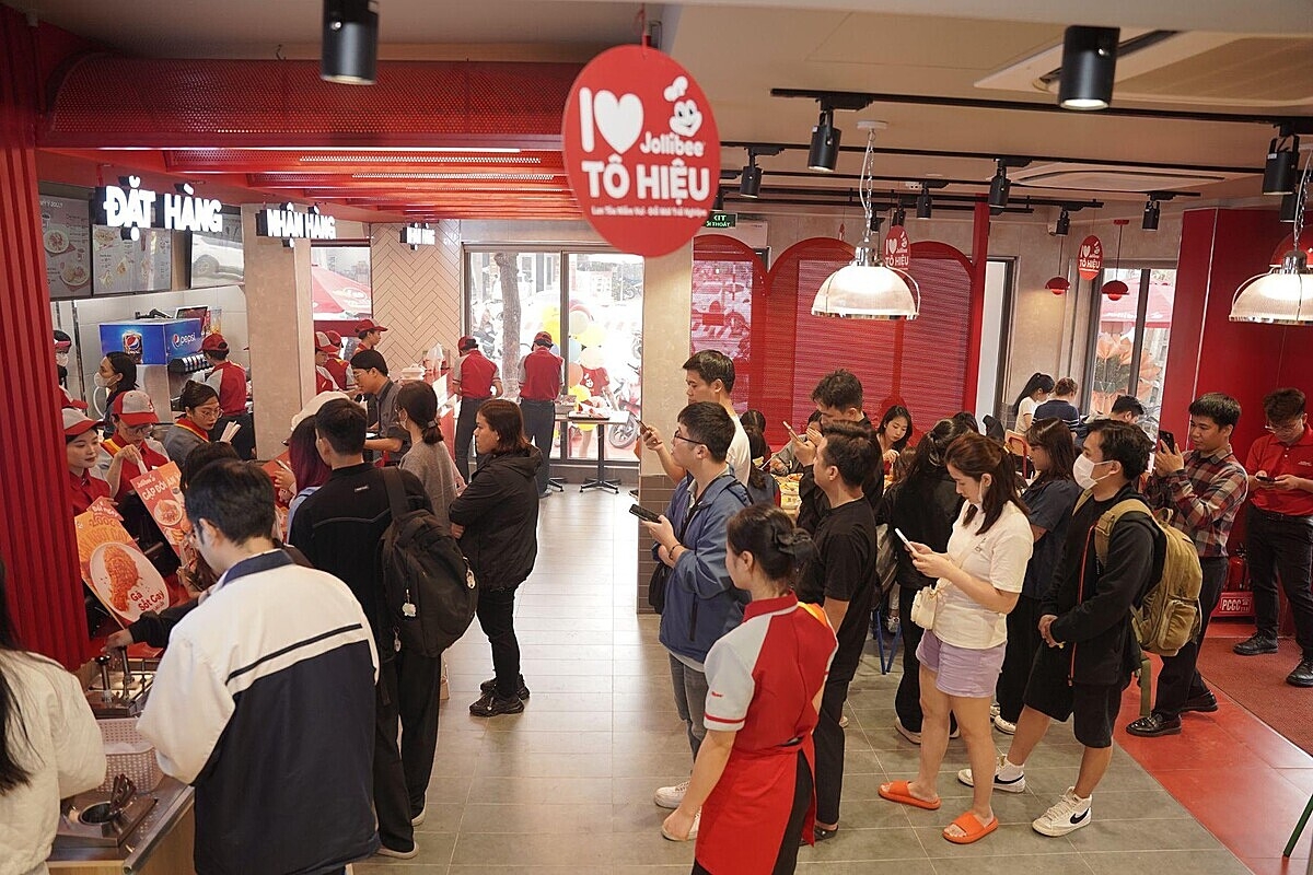 Một cơ sở Jollibee tại phố Tô Hiệu &lpar;Hà Nội&rpar; luôn trong tình trạng hết bàn trong ngày lễ săn tuần lộc.