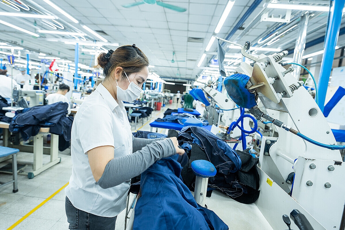 Theo ILO, tại Việt Nam sản xuất chiếm 49% của tống số việc làm liên quan gắn với chuỗi cung ứng, trong đó việc làm trong ngành dệt may và sản phẩm dệt may chiếm gần 1/3.