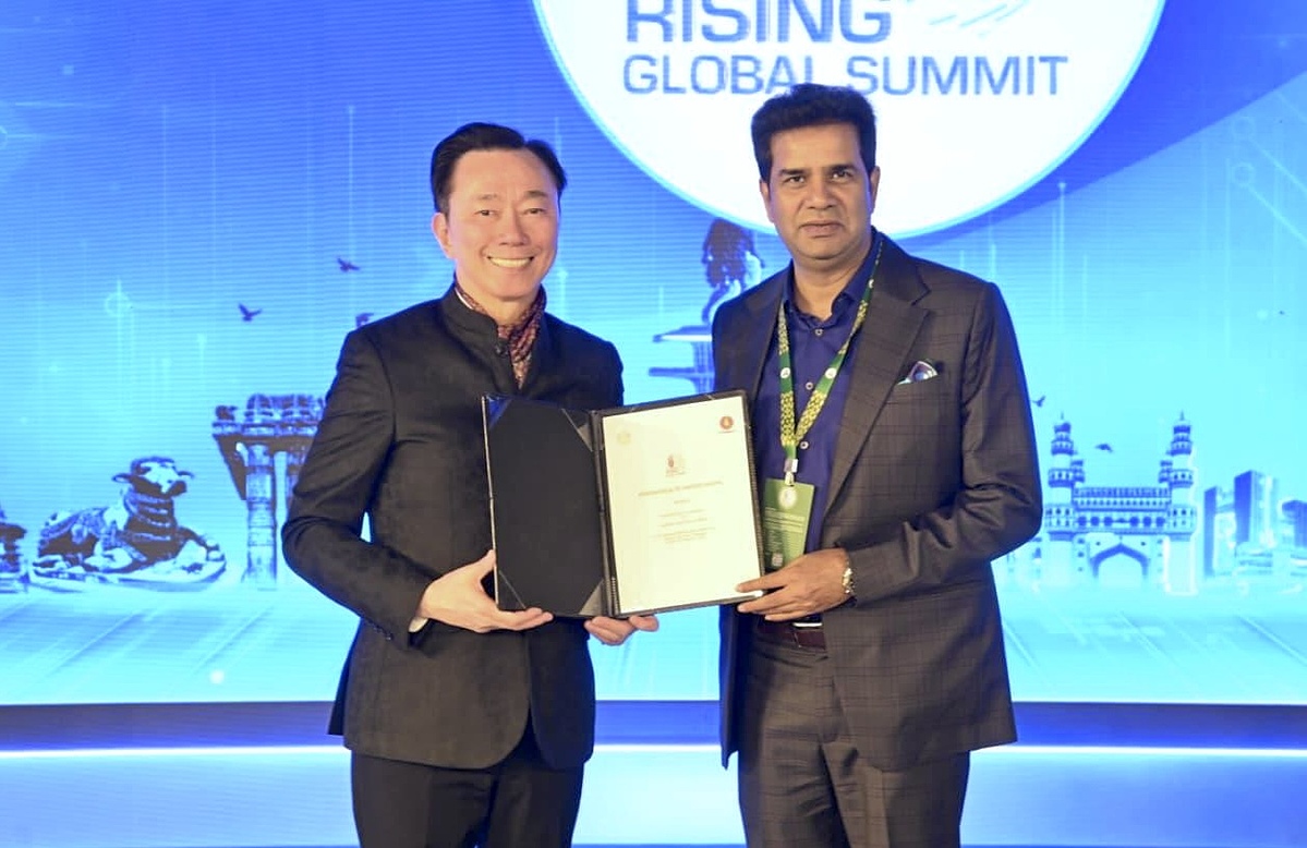 Ông Phạm Sanh Châu &lpar;trái&rpar;, Tổng Giám đốc Vingroup Châu Á kiêm Tổng Giám đốc VinFast Châu Á, và ông Sanjay Kumar, Thứ trưởng Bộ Công thương, Chính quyền Bang Telangana, tại buổi lễ ký kết.