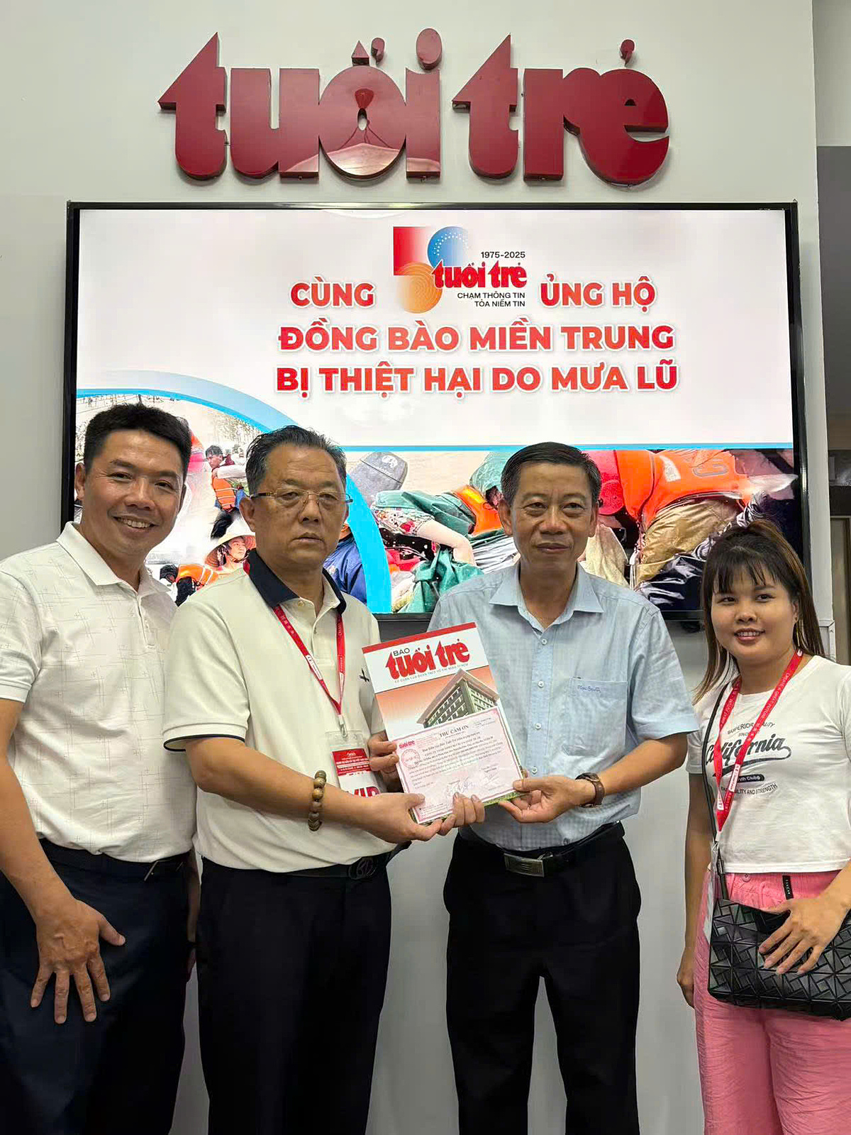 Toàn bộ số tiền ủng hộ sẽ được chuyển qua Báo Tuổi Trẻ để hỗ trợ khẩn cấp cho đồng bào miền Trung.