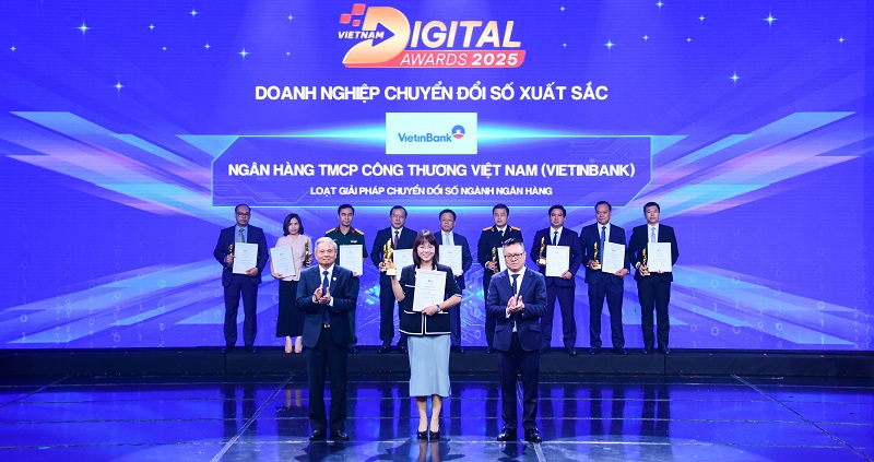 Bà Phùng Thu Hà - Trưởng Ban Chuyển đổi số VietinBank đại diện nhận giải thưởng Doanh nghiệp Chuyển đổi số xuất sắc 2025.