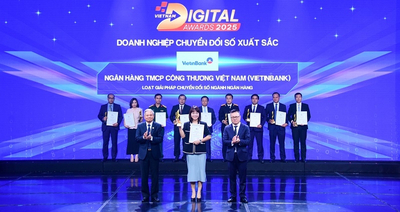 Bà Phùng Thu Hà - Trưởng Ban Chuyển đổi số VietinBank đại diện nhận giải thưởng Doanh nghiệp Chuyển đổi số xuất sắc 2025.