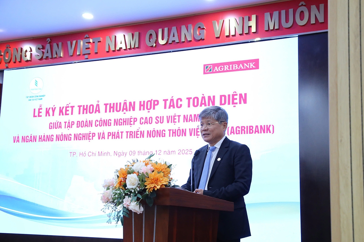 Ông Trần Công Kha - Chủ tịch Hội đồng quản trị Tập đoàn Công nghiệp Cao su Việt Nam &lpar;VRG&rpar; phát biểu tại Lễ ký kết.