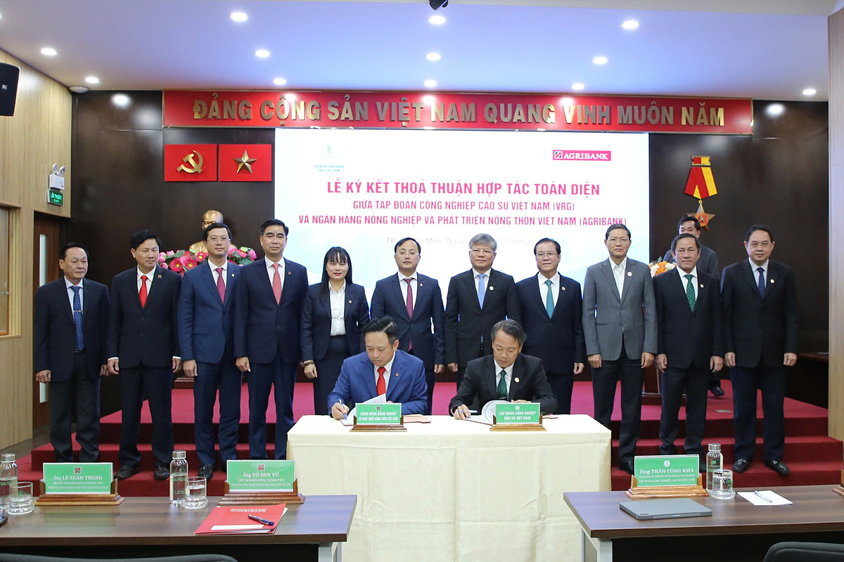 Ông Hoàng Minh Ngọc - Phó Tổng Giám đốc Agribank và ông Phạm Văn Hỏi Em - Phó Tổng Giám đốc VRG ký kết Thỏa thuận hợp tác toàn diện.