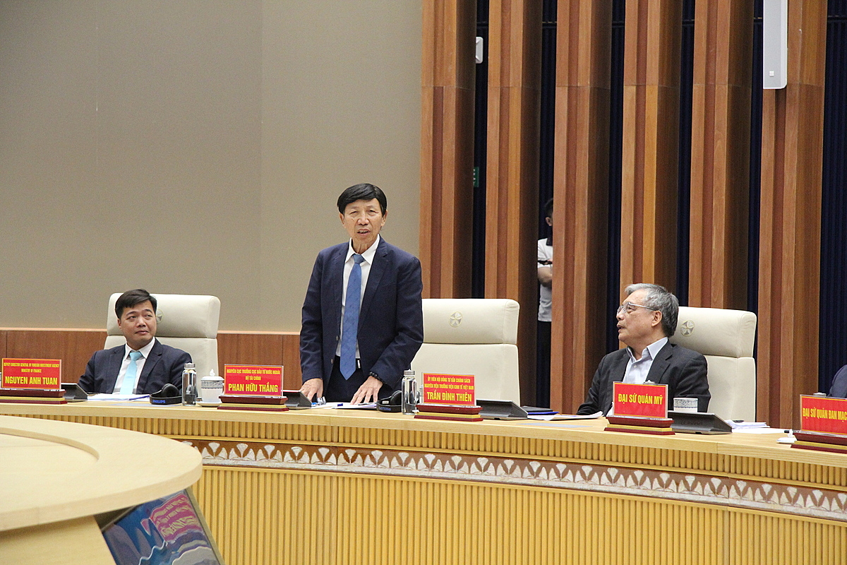 TS. Phan Hữu Thắng chỉ ra những điểm nghẽn cần khắc phục để thu hút đầu tư FDI tại Hải Phòng &lpar;ảnh Thanh Vân&rpar;.