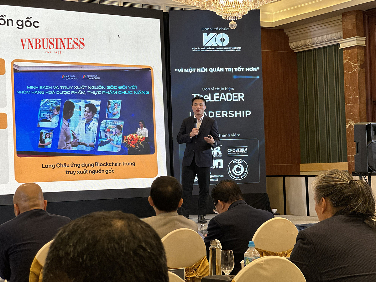 Ông Lê Thanh, nhà đồng sáng lập Ninety Eight trình bày về việc chuyển đổi doanh nghiệp truyền thống sang doanh nghiệp blockchain.