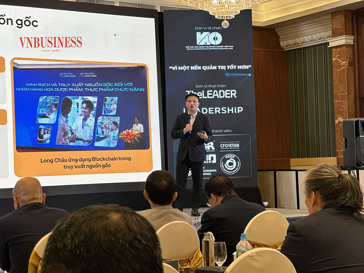 Ông Lê Thanh, nhà đồng sáng lập Ninety Eight trình bày về việc chuyển đổi doanh nghiệp truyền thống sang doanh nghiệp blockchain.