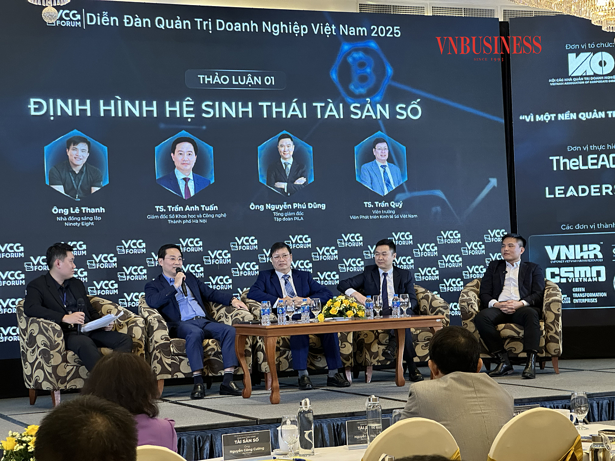 TS .Trần Anh Tuấn &lpar;thứ hai từ trái sang&rpar; nhiều lần khẳng định tinh thần cải cách mạnh mẽ của Hà Nội nhằm tạo ra những bước đi táo bạo chưa từng có để thu hút nhân tài, vốn, tri thức và đổi mới sáng tạo.