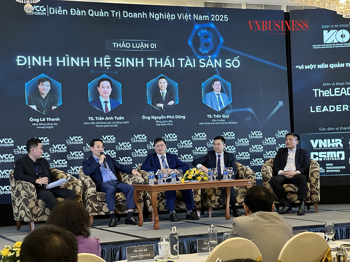 TS .Trần Anh Tuấn &lpar;thứ hai từ trái sang&rpar; nhiều lần khẳng định tinh thần cải cách mạnh mẽ của Hà Nội nhằm tạo ra những bước đi táo bạo chưa từng có để thu hút nhân tài, vốn, tri thức và đổi mới sáng tạo.