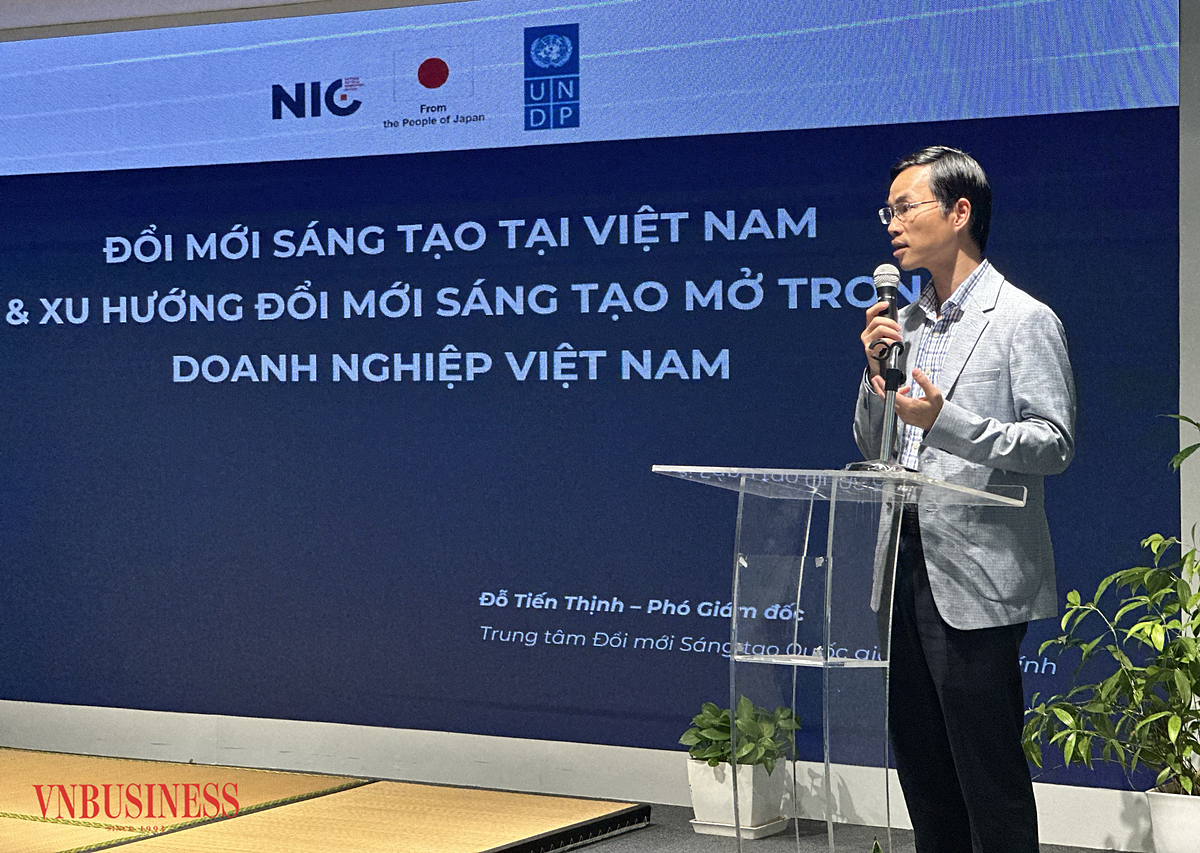 Ông Đỗ Tiến Thịnh, Phó Giám đốc NIC trình bày về đổi mới sáng tạo tại Việt Nam và xu hướng đổi mới sáng tạo mở trong doanh nghiệp Việt Nam.