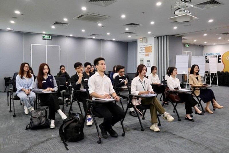 Thế hệ học viên khóa 3 trong ngày khai giảng - sẵn sàng bước vào hành trình nghề nghiệp.