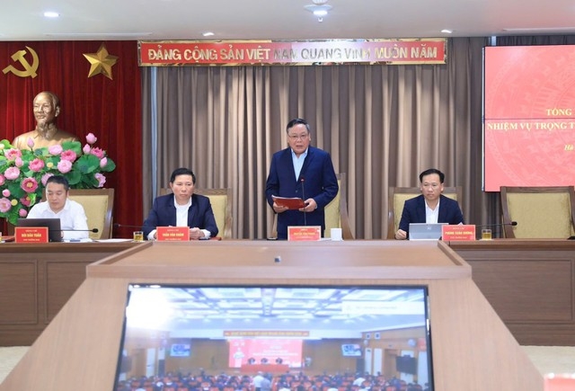 Phó Bí thư Thường trực Thành uỷ Hà Nội Nguyễn Văn Phong phát biểu tham luận tại điểm cầu Thành uỷ Hà Nội &lpar;Ảnh: VGP&rpar;.