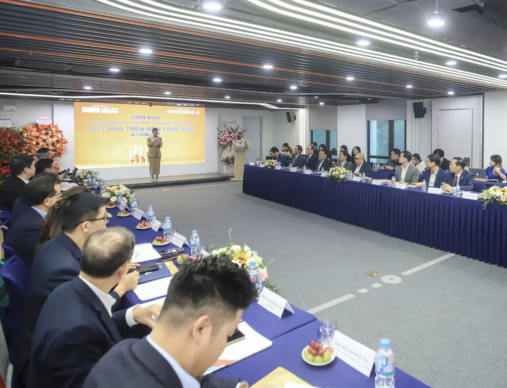 Các chuyên gia cho rằng nền kinh tế vẫn dựa quá nhiều vào tín dụng ngân hàng, việc tăng cung tín dụng quá mức cũng tiềm ẩn nhiều rủi ro.