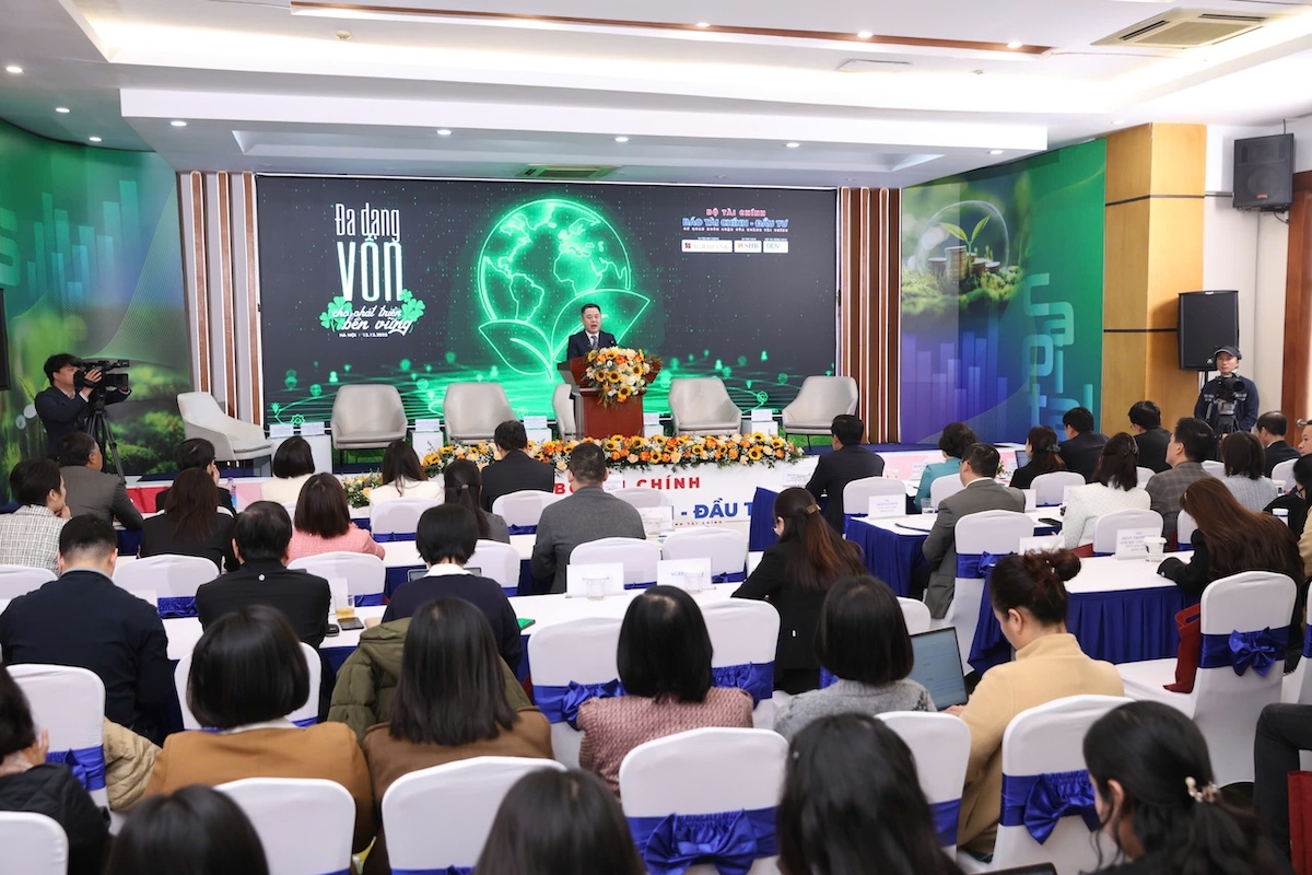 Phó Thống đốc Nguyễn Ngọc Cảnh chia sẻ, để đáp ứng mục tiêu tăng trưởng xanh và cam kết bền vững, việc chỉ dựa vào kênh tín dụng ngân hàng là chưa đủ, và tạo áp lực lớn lên hệ thống.