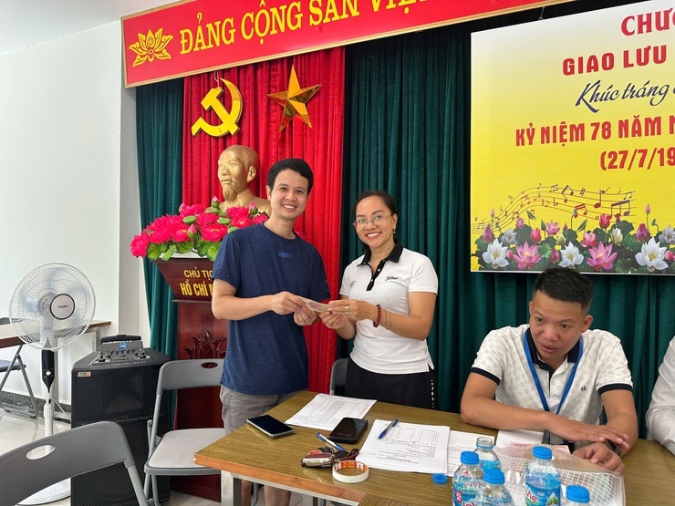 Người dân ký nhận quà tặng 100.000 đồng/người nhân dịp lễ Quốc khánh 2/9.