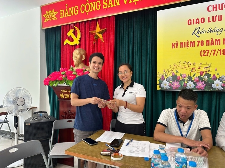 Người dân ký nhận quà tặng 100.000 đồng/người nhân dịp lễ Quốc khánh 2/9.