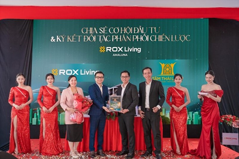 Đại diện ROX Living trao chứng nhận phân phối chiến lược cho Tâm Thái Land.