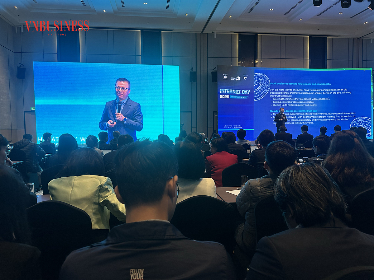 Ông Lê Quốc Minh, Ủy viên Trung ương Đảng, Tổng Biên tập Báo Nhân Dân, Phó Trưởng Ban Tuyên giáo và Dân vận Trung ương, Chủ tịch Hội Nhà báo Việt Nam trình bày tham luận “Báo chí và niềm tin công chúng”.