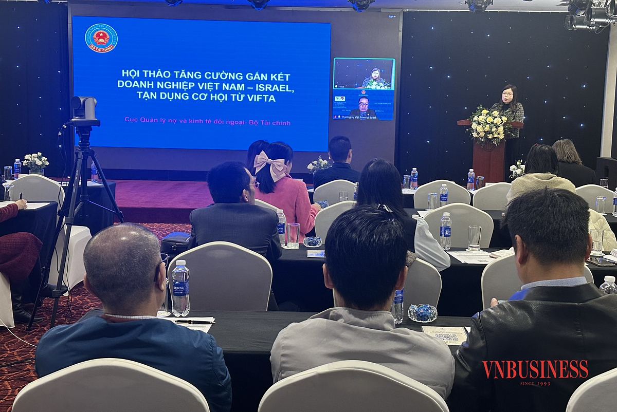 Bà Nguyễn Phương Linh, Trưởng phòng, Cục Quản lý nợ và Kinh tế đối ngoại, Bộ Tài Chính trình bày về thuận lợi và thách thức cho doanh nghiệp Việt Nam trong tận dụng ưu đãi từ VIFTA.