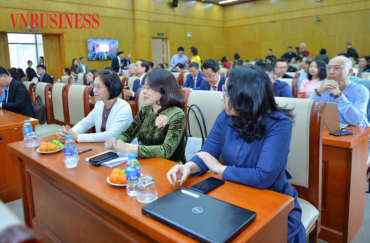 Phó Bí thư Thường trực Đảng ủy, Phó Chủ tịch Liên minh HTX Việt Nam Nguyễn Thị Hoài Linh &lpar;áo trắng&rpar; tham dự buổi Lễ.