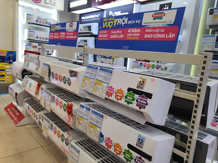 Thị trường điện máy Việt Nam tháng cuối năm 2025 đang chứng kiến một nghịch lý: Giá giảm sâu kỷ lục nhưng không khí mua sắm vẫn trầm lắng.