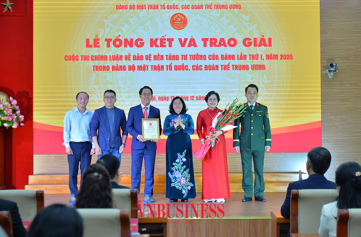 BTC trao giải nhất cho tác giả tham dự cuộc thi.