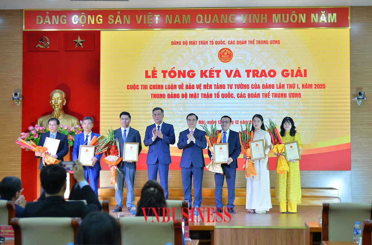 BTC trao giải ba cho các tác giả và nhóm tác giả.