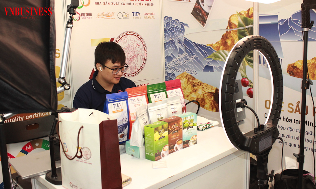 Với cơ hội đan xen thách thức trên thị trường bán hàng online khi bước vào năm 2026 sẽ cần DN Việt thích ứng nhanh, cập nhật kỹ năng và chuẩn hóa quy trình hoạt động trên các nền tảng số.