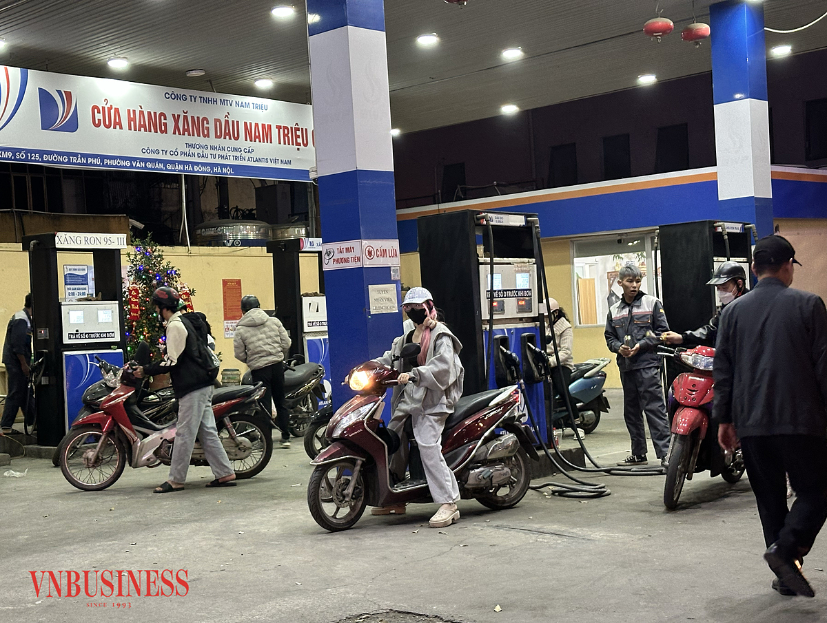 Giá xăng E5RON92 còn 19.239 đồng/lít, giá xăng RON95-III giảm còn 19.620 đồng/lít.