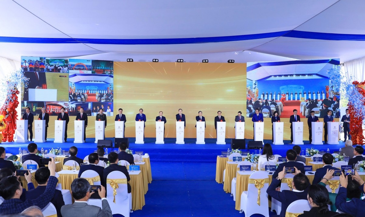 Chủ tịch Quốc hội Trần Thanh Mẫn và các đại biểu thực hiện nghi thức khởi công dự án đầu tư xây dựng trục đại lộ cảnh quan sông Hồng.