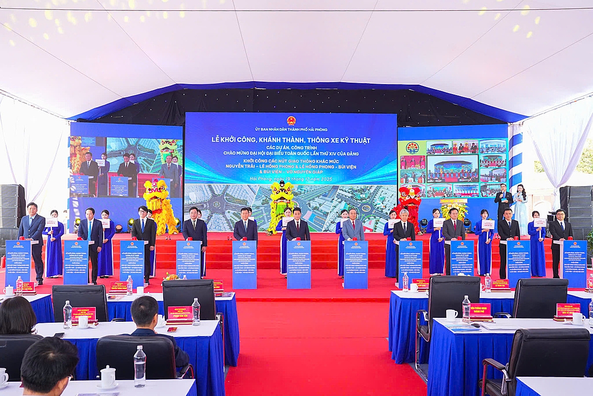 Các đại biểu ấn nút khởi công dự án đầu tư xây dựng nút giao khác mức đường Lê Hồng Phong - Nguyễn Trãi, Bùi Viện - Lê Hồng Phong và Bùi Viện- Võ Nguyên Giáp với tổng mức đầu tư 2.335 tỷ đồng.