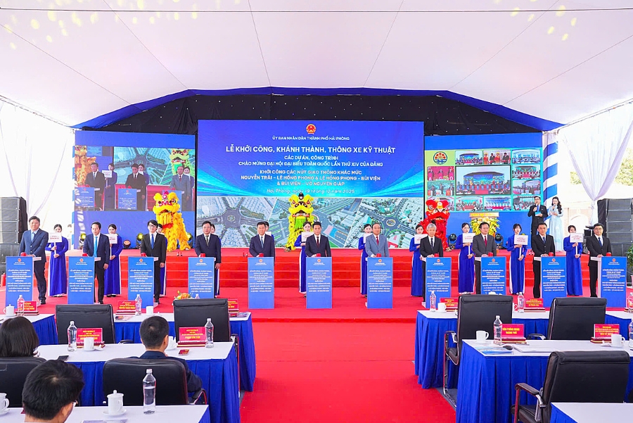 Các đại biểu ấn nút khởi công dự án đầu tư xây dựng nút giao khác mức đường Lê Hồng Phong - Nguyễn Trãi, Bùi Viện - Lê Hồng Phong và Bùi Viện- Võ Nguyên Giáp với tổng mức đầu tư 2.335 tỷ đồng.