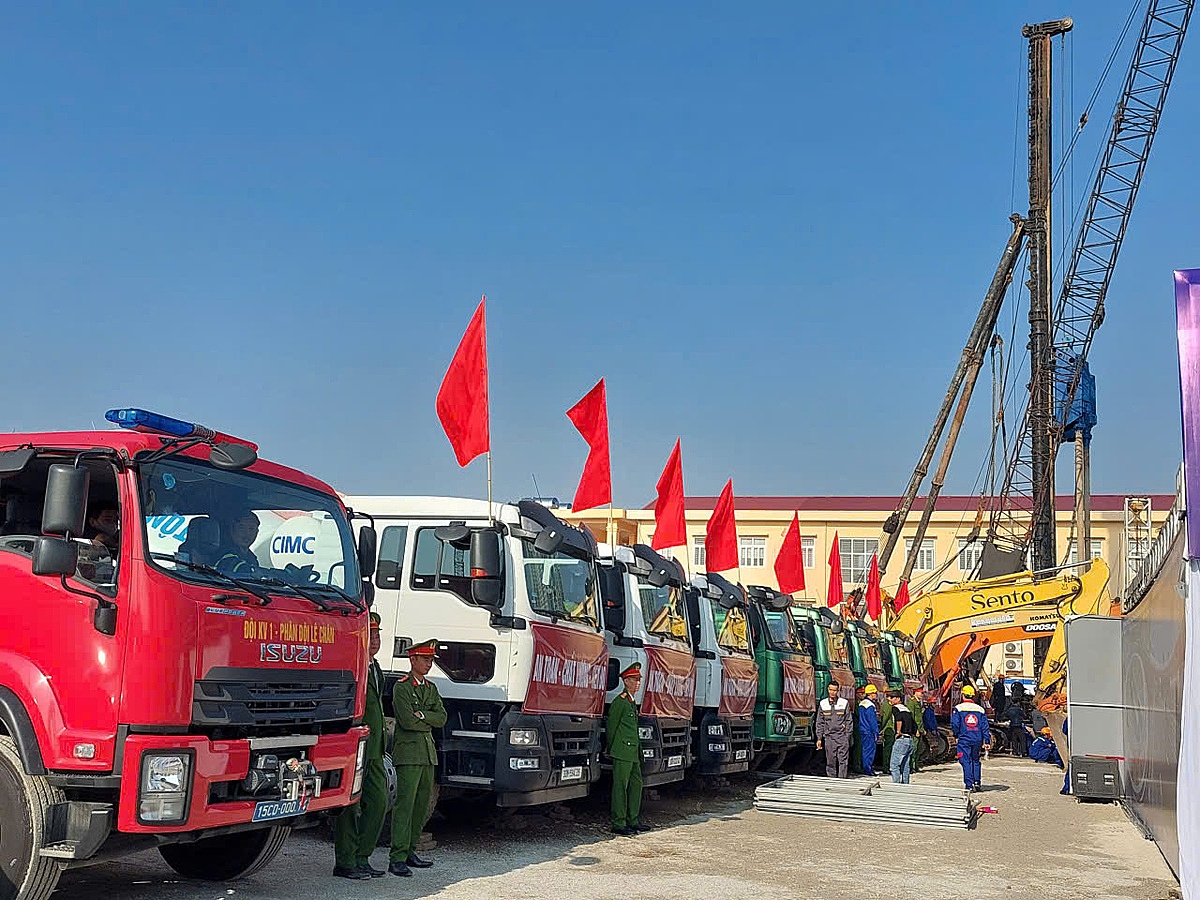 Nhiều thiết bị, máy móc đã được tập kết để sẵn sàng triển khai thi công.