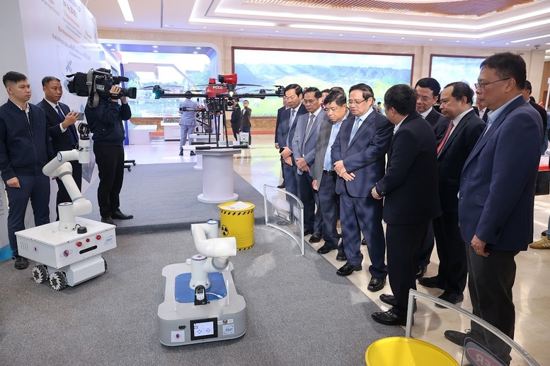 Thủ tướng và các đại biểu tham quan trưng bày các sản phẩm công nghệ tại Diễn đàn &lpar;Ảnh: VGP&rpar;