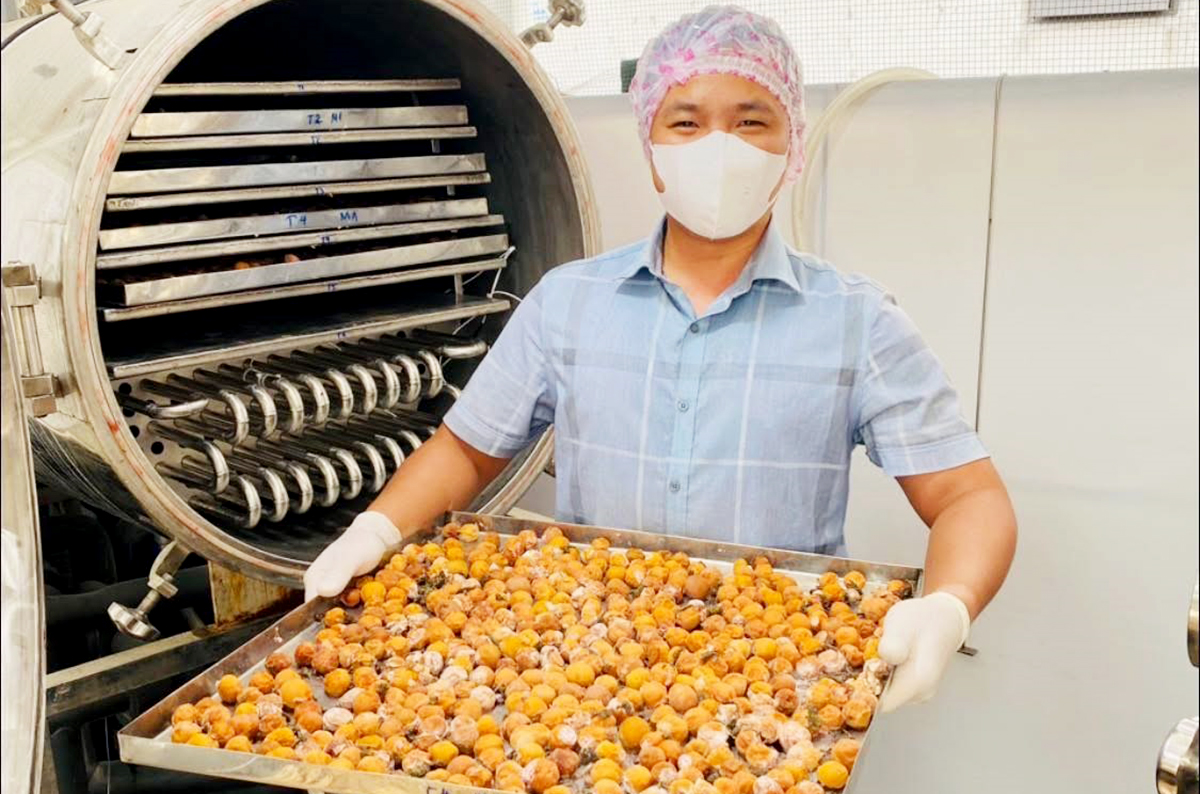 Người sáng lập HTX Bách Cốc bên trong xưởng sản xuất hiện đại, với những sản phẩm từ quả mơ sạch.