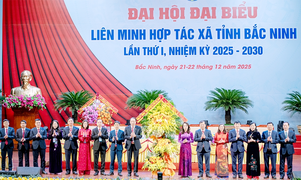 Lãnh đạo tỉnh Bắc Ninh tặng hoa chúc mừng Đại hội.