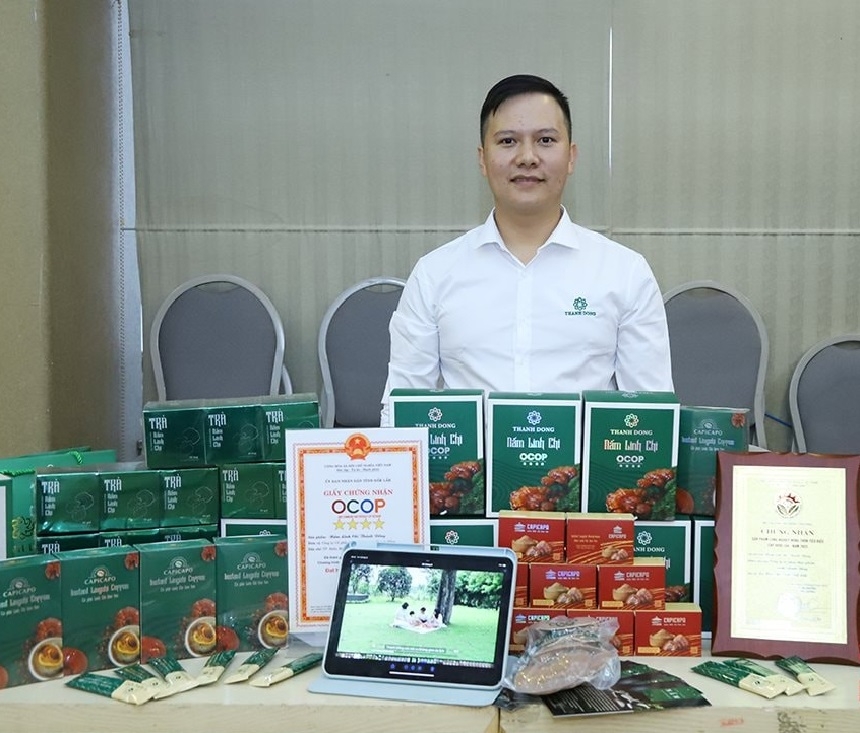 Anh Hoàng Khắc Cưng - Giám đốc sản xuất Công Ty Cổ phần Thực phẩm xanh Thành Đồng &lpar;tỉnh ĐắkLắk&rpar; bên các sản phẩm nấm của công ty.