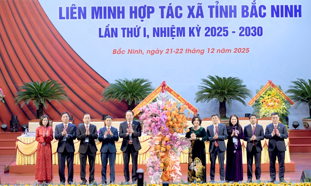 Lãnh đạo Liên minh HTX Việt Nam tặng hoa chúc mừng Đại hội.