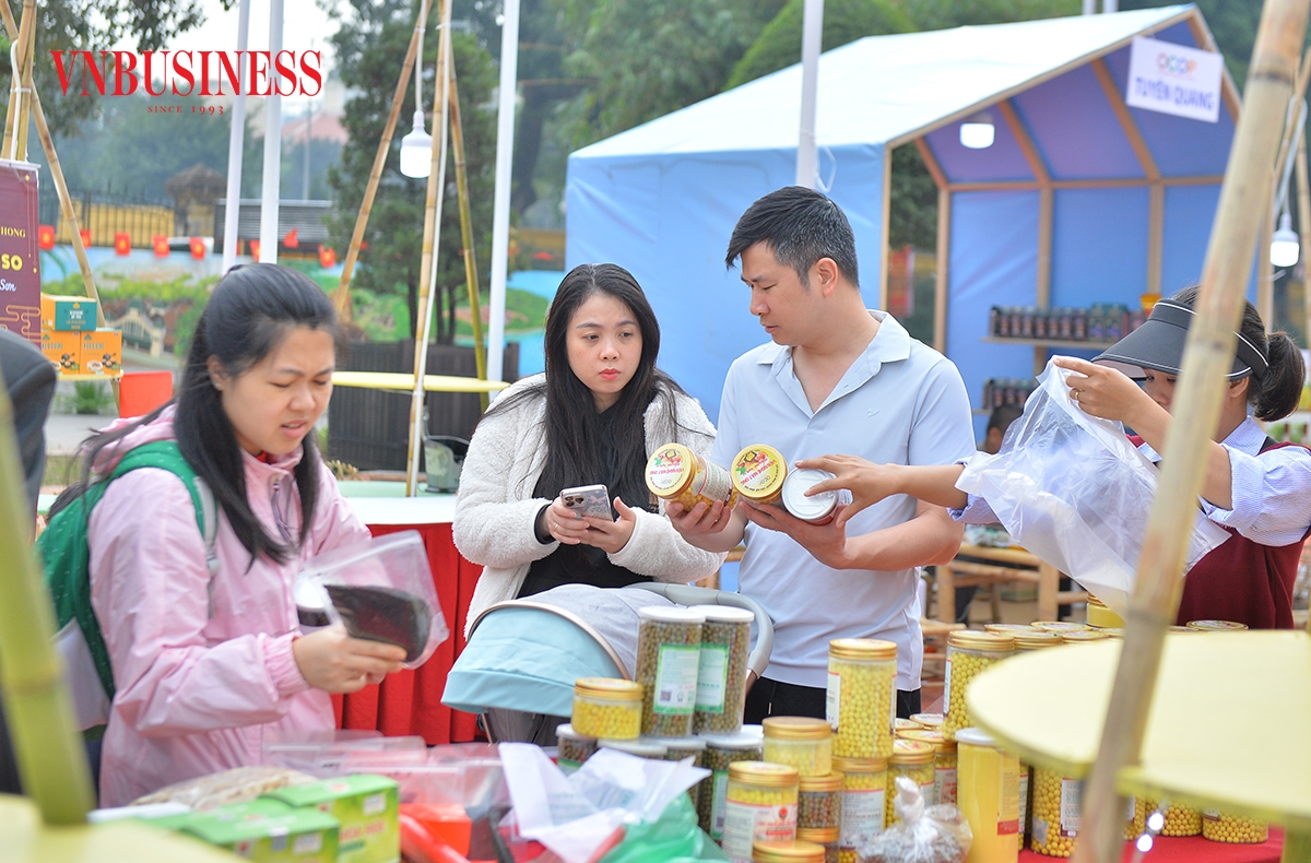 Trao đổi với&nbsp;VnBusiness, anh Phạm Thế Anh &lpar;P. Ba Đình, Hà Nội&rpar; cho biết, mỗi gian hàng OCOP đều mang đến cảm giác rất riêng. “Không chỉ là mua hàng, mình còn được nghe câu chuyện về làng nghề, về cách làm nông nghiệp sạch, làm thật. Điều này khiến sản phẩm có giá trị hơn rất nhiều”.