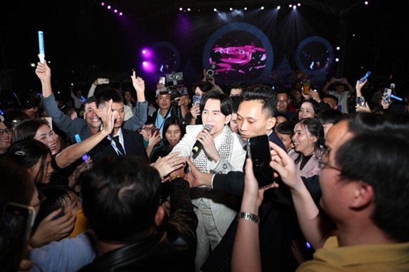 Khán giả vui mừng được gặp thần tượng ngoài đời thực.