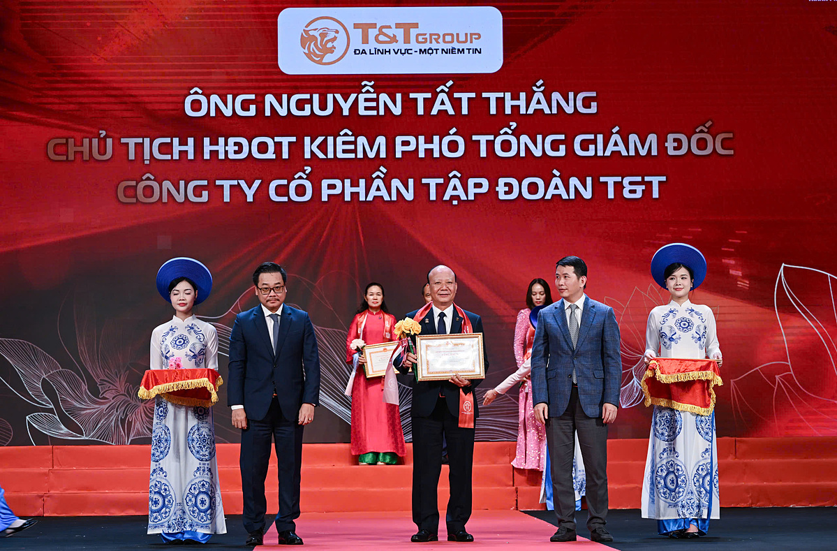 Ông Nguyễn Tất Thắng, Chủ tịch HĐQT Tập đoàn T&T Group nhận Bằng khen của UBND TP Hà Nội.