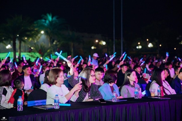 Qua “Tình khúc Giáng sinh”, ROX Living thể hiện định hướng phát triển khu đô thị không chỉ qua hạ tầng đồng bộ, tiện ích nội khu phong phú mà còn xây dựng cộng đồng cư dân sống chất nhờ các hoạt động văn hóa nâng cao đời sống tinh thần cho cư dân và người dân địa phương.