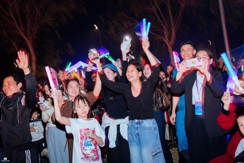 Các nghệ sĩ đã thổi bùng không gian tại ROX Living Aquamarine, nhiều khản giả hòa nhịp cùng các tiết mục trên sân khấu.