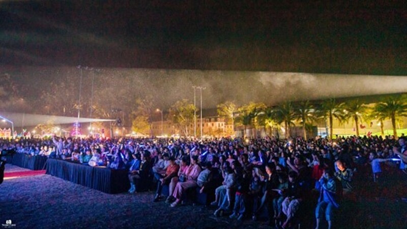 Ngay từ đầu giờ tối, người dân Diễn Châu cùng các gia đình, các bạn trẻ đã có mặt đông đủ, tạo nên bầu không khí háo hức hiếm thấy tại một sự kiện âm nhạc quy mô địa phương.