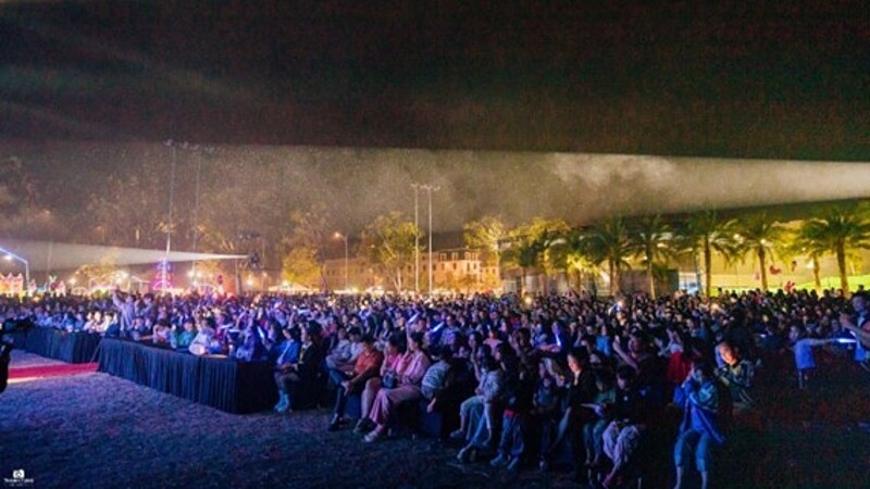 Ngay từ đầu giờ tối, người dân Diễn Châu cùng các gia đình, các bạn trẻ đã có mặt đông đủ, tạo nên bầu không khí háo hức hiếm thấy tại một sự kiện âm nhạc quy mô địa phương.