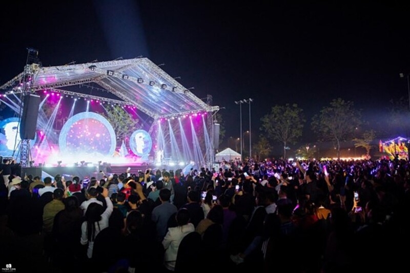 Sân vận động nội khu ROX Living Aquamarine Diễn Châu được thắp sáng lung linh trong đêm Giáng sinh, trở thành trung tâm của lễ hội âm nhạc mở cửa miễn phí cho cộng đồng.