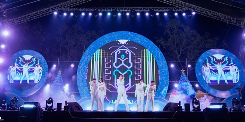 Sự xuất hiện của ca sĩ Đan Trường khiến khán giả nhiều thế hệ xúc động khi những giai điệu quen thuộc vang lên giữa không gian đô thị mới.