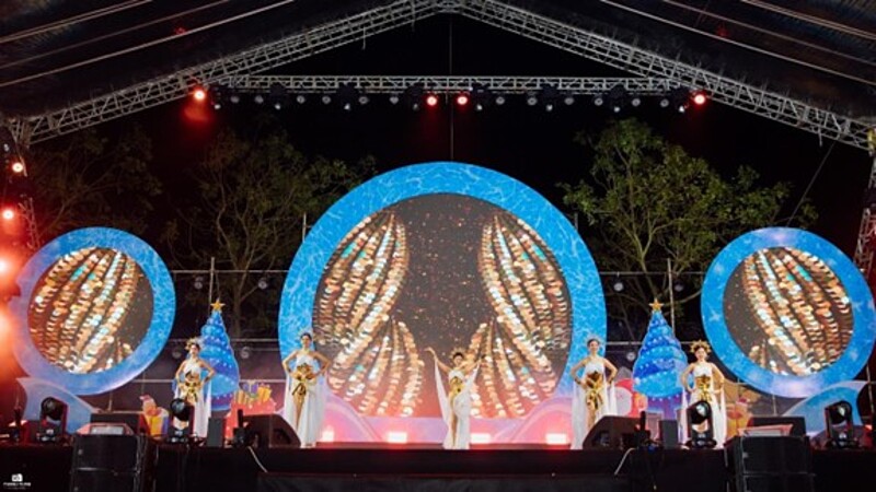 Các nghệ sĩ lần lượt mang đến những tiết mục đa sắc màu, từ những bản tình ca sâu lắng đến những điệu nhảy sôi động.